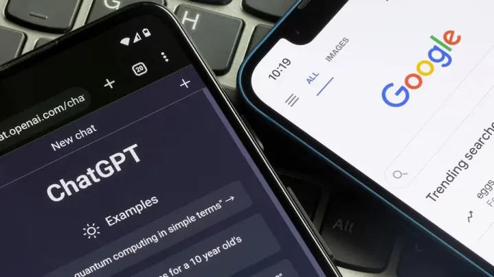 ChatGPT در مقابل Google در گوشی‌های هوشمند.