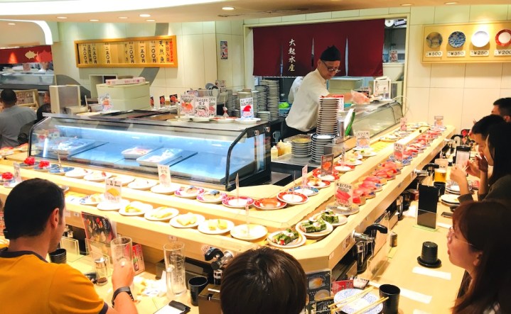 Un ristorante di sushi con nastro trasportatore in Giappone.
