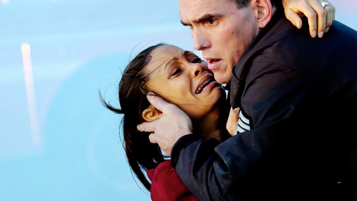 Un hombre que sostiene a una mujer llorando en una escena de Crash.