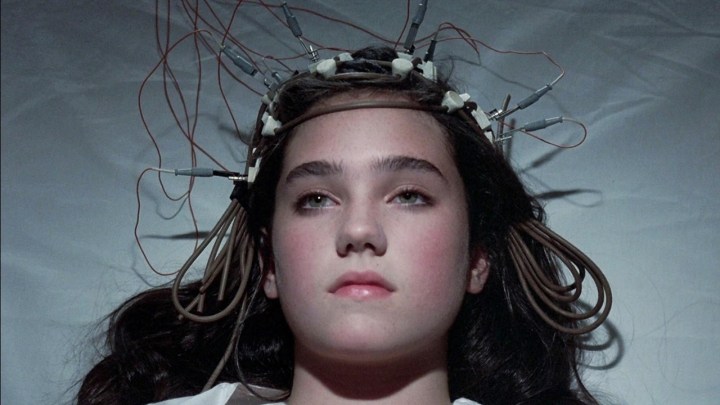 Uma jovem sentada com fios na cabeça em Creepers.