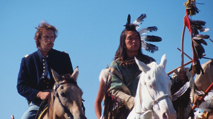 Dos hombres a caballo en una escena de Dances With Wolves.