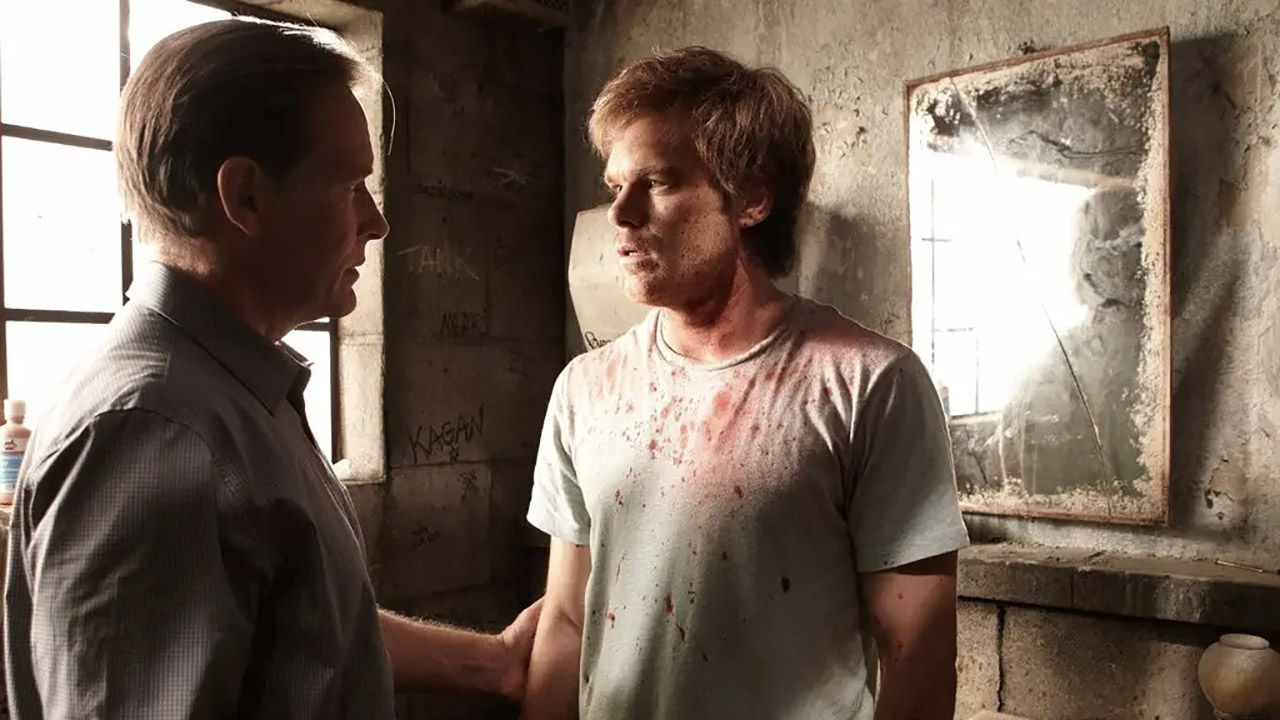 Um assustado Dexter jovem coberto de sangue conversando com seu pai Harry em uma cena de flashback em Dexter.