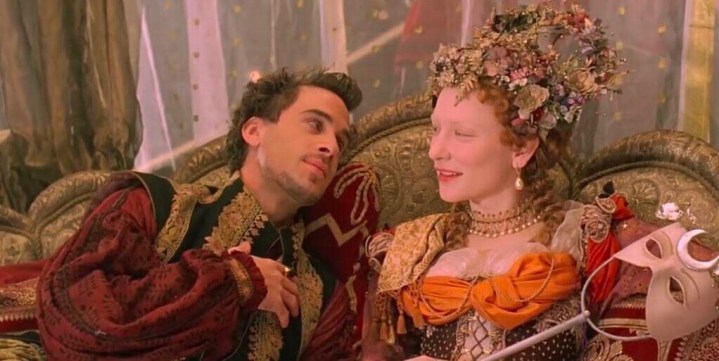 Королева Елизавета сидит с мужчиной в Элизабет.