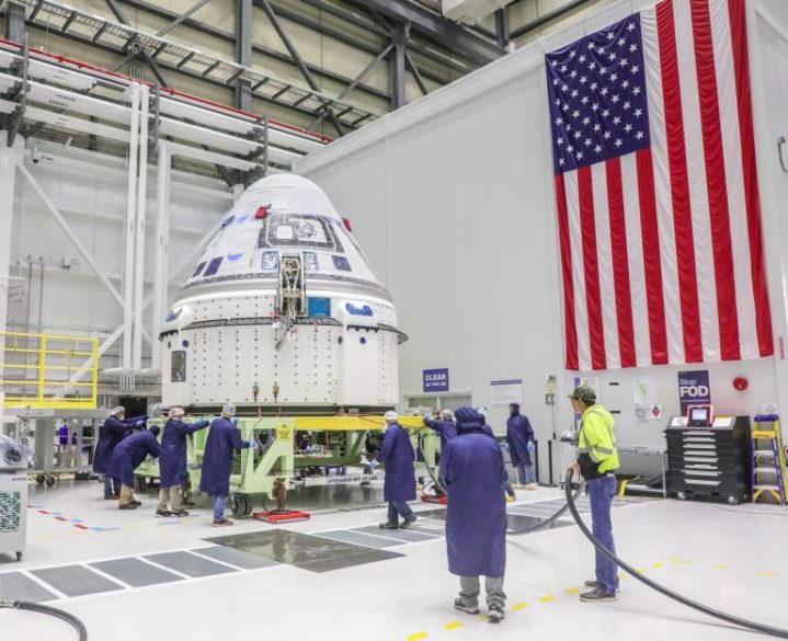 Pesawat ruang angkasa Boeing CST-100 Starliner dipindahkan ke area pemrosesan berbahaya dari Persiapan Kru Komersial dan Fasilitas Kargo perusahaan di Kennedy Space Center NASA di Florida pada 8 Februari 2023, sebelum power-up dan pengisian bahan bakar. 