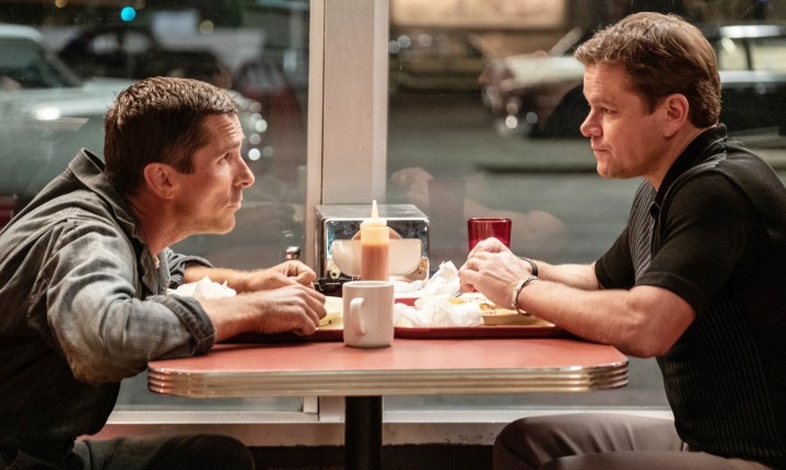Двое мужчин сидят в закусочной в фильме «Форд против Феррари».