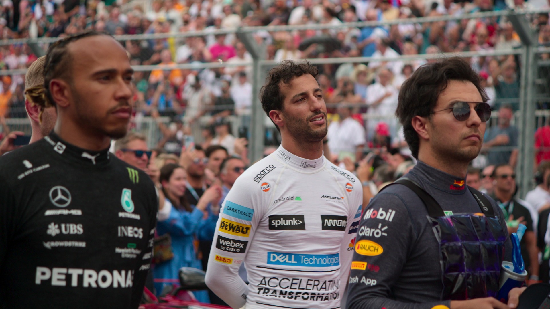 Os pilotos Lewis Hamilton, Daniel Riccardo e Sergio Perez estão juntos antes de uma corrida em uma cena da 5ª temporada da Fórmula 1: Drive to Survive.
