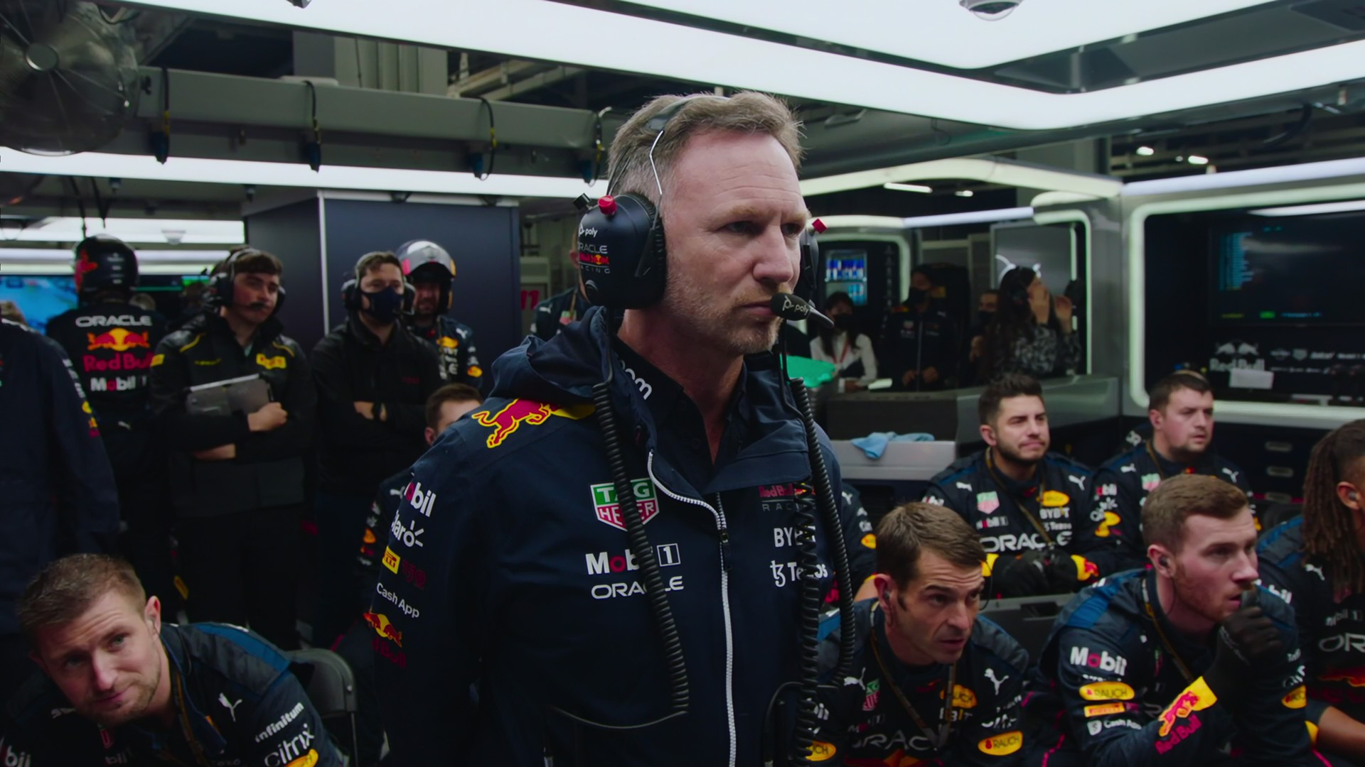 Глава команды Red Bull Кристиан Хорнер смотрит на экран в сцене из пятого сезона «Формулы-1: Поездка, чтобы выжить».