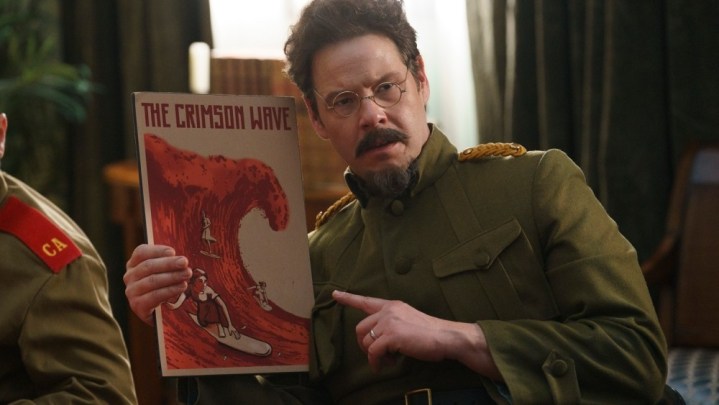 Un dictateur soviétique montre une affiche intitulée « La vague cramoisie ».