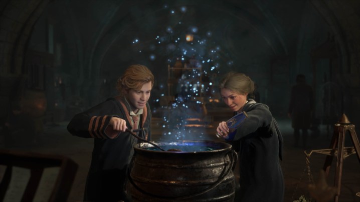 Dois alunos se debruçam sobre um caldeirão no Legado de Hogwarts.