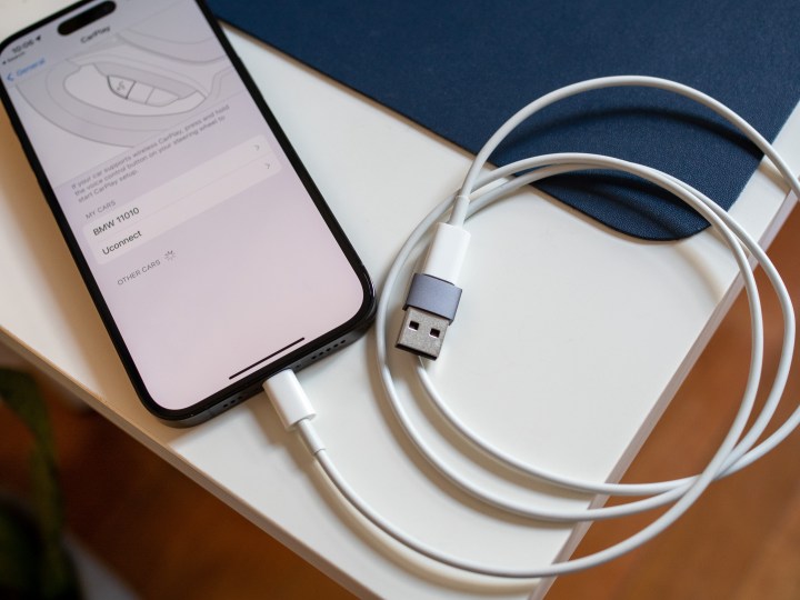 آیفون با کابل USB-C و آداپتور USB-A.