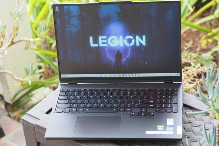Lenovo Legion Pro 7i'nin ekranı ve klavye birimini gösteren önden görünümü.