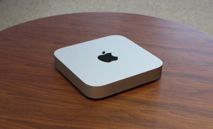 جهاز Mac mini على طاولة خشبية.