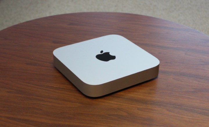 Il Mac mini su un tavolo di legno.