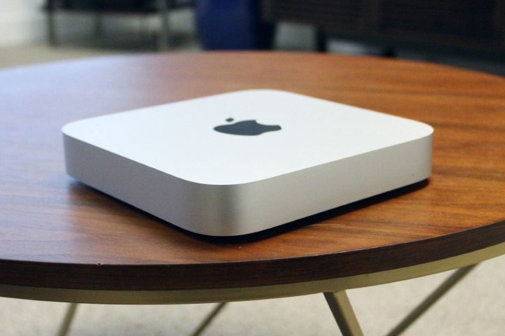 El Mac mini sobre un escritorio de madera.