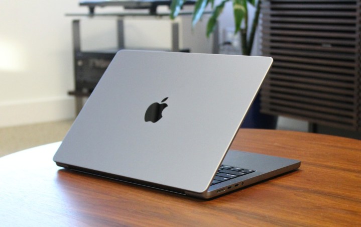 El MacBook Pro sobre una mesa de madera.