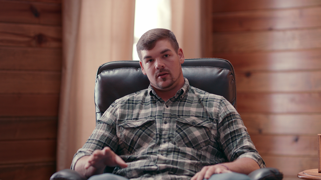 Anthony Cook sentado em uma cadeira conversando em uma cena de Murdaugh Murders na Netflix.
