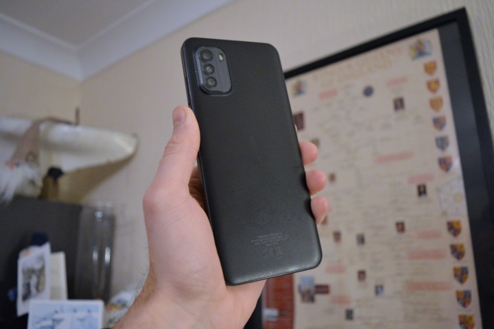Il retro del Nokia G60 5G, tenuto in mano.