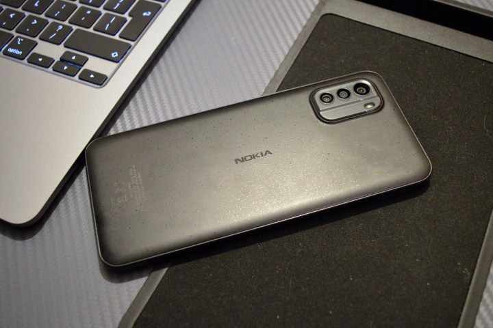 Il Nokia G60 5G è adagiato a faccia in giù su un lapdesk.