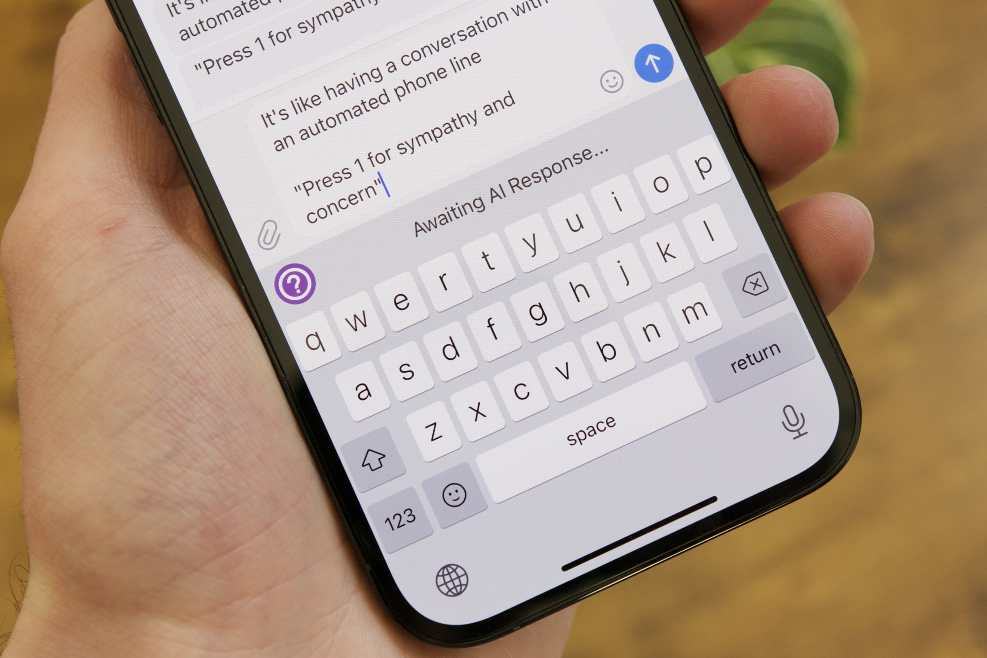 O teclado ParagraphAI gerando uma resposta automática a uma mensagem do Telegram.