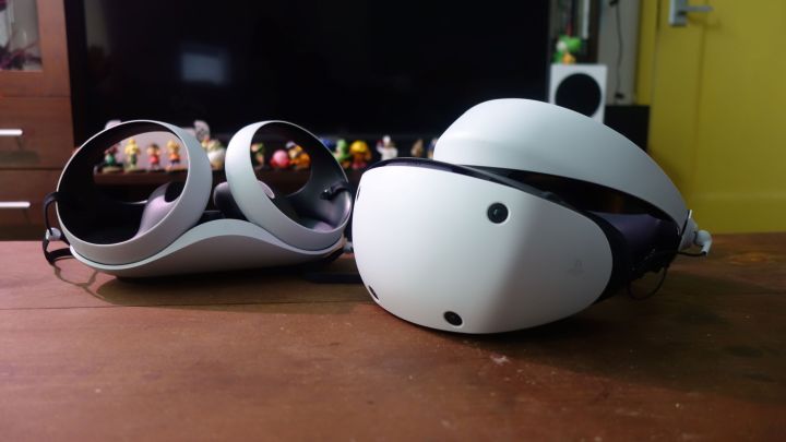 La PlayStation VR2 si trova su un tavolo accanto ai controller Sense.