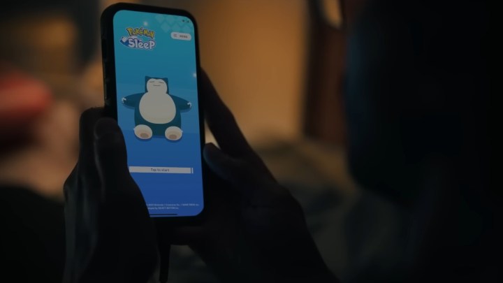 Pokémon Sleep sur un smartphone dans la bande-annonce.