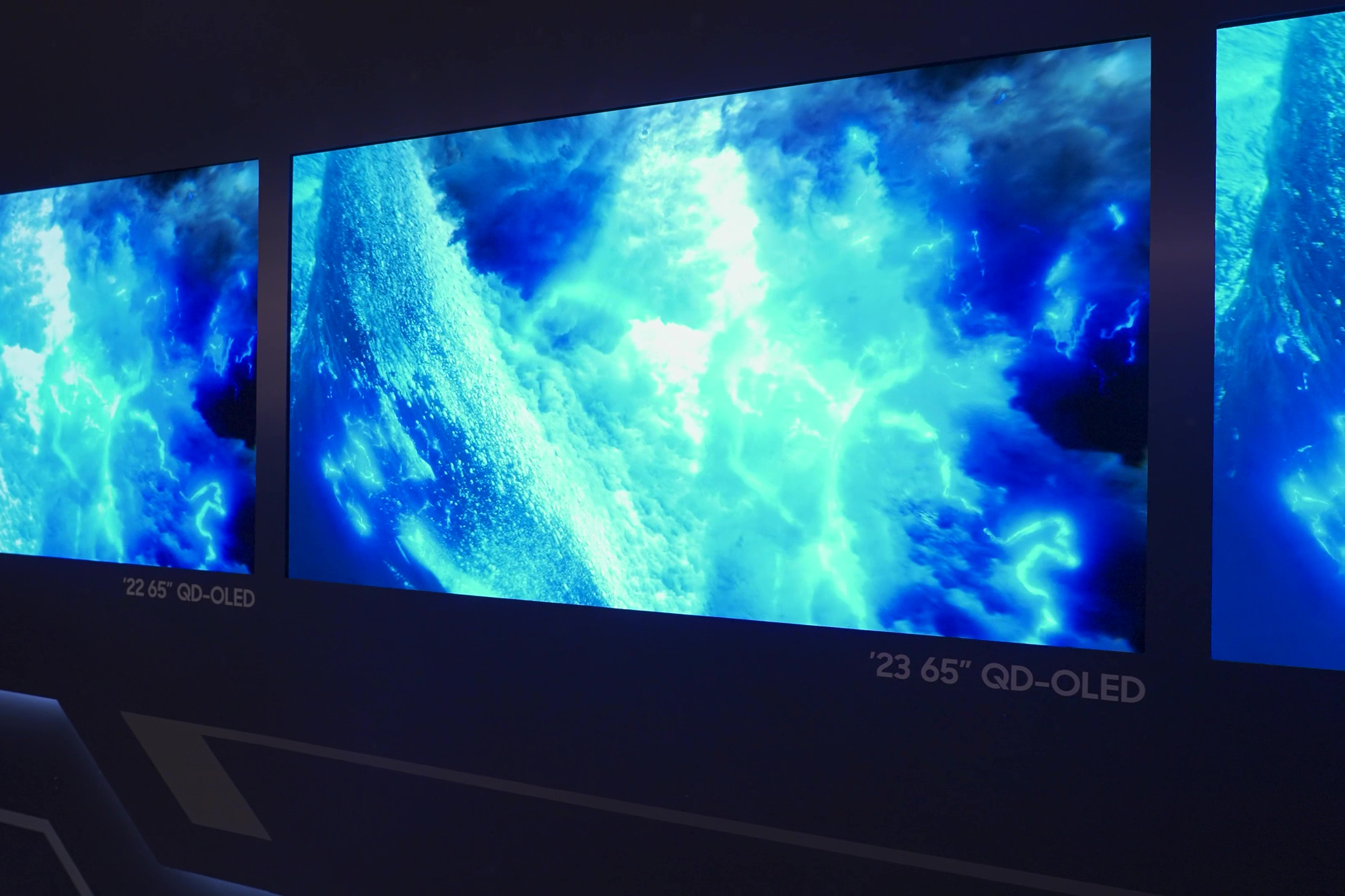 Uma parede de TVs QD-OLED em exibição na CES 2023.