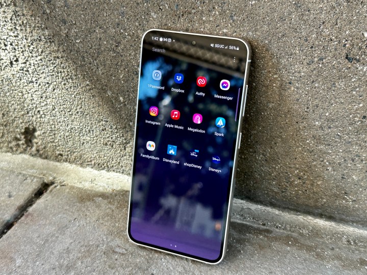 Samsung Galaxy S23 mostrando aplicaciones en pantalla