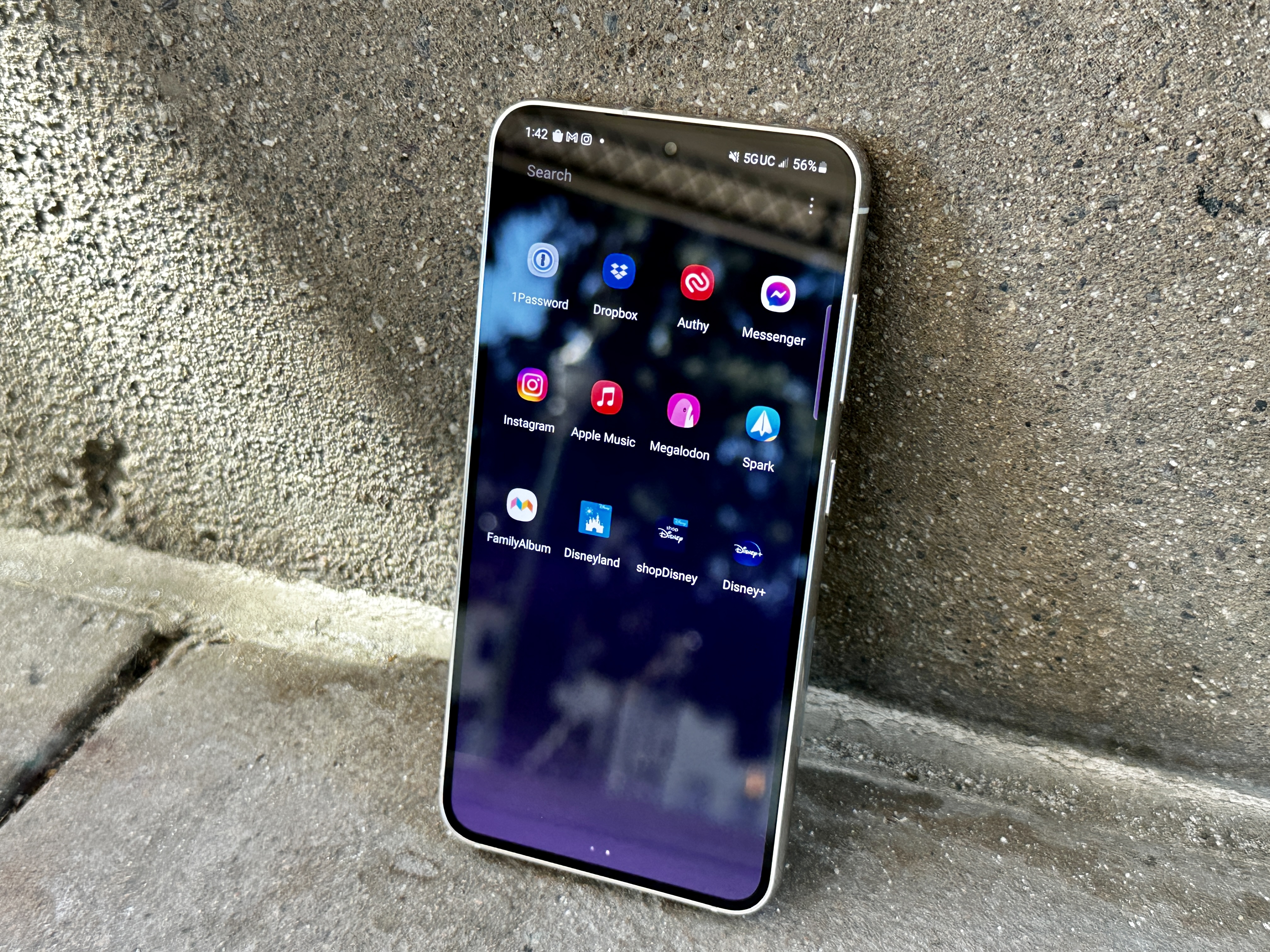 Samsung Galaxy S23 mostrando aplicaciones en pantalla