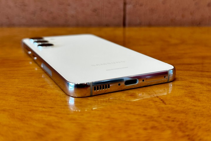 Samsung Galaxy S23 acostado sobre una mesa mostrando el puerto de carga USB-C y las rejillas de los altavoces