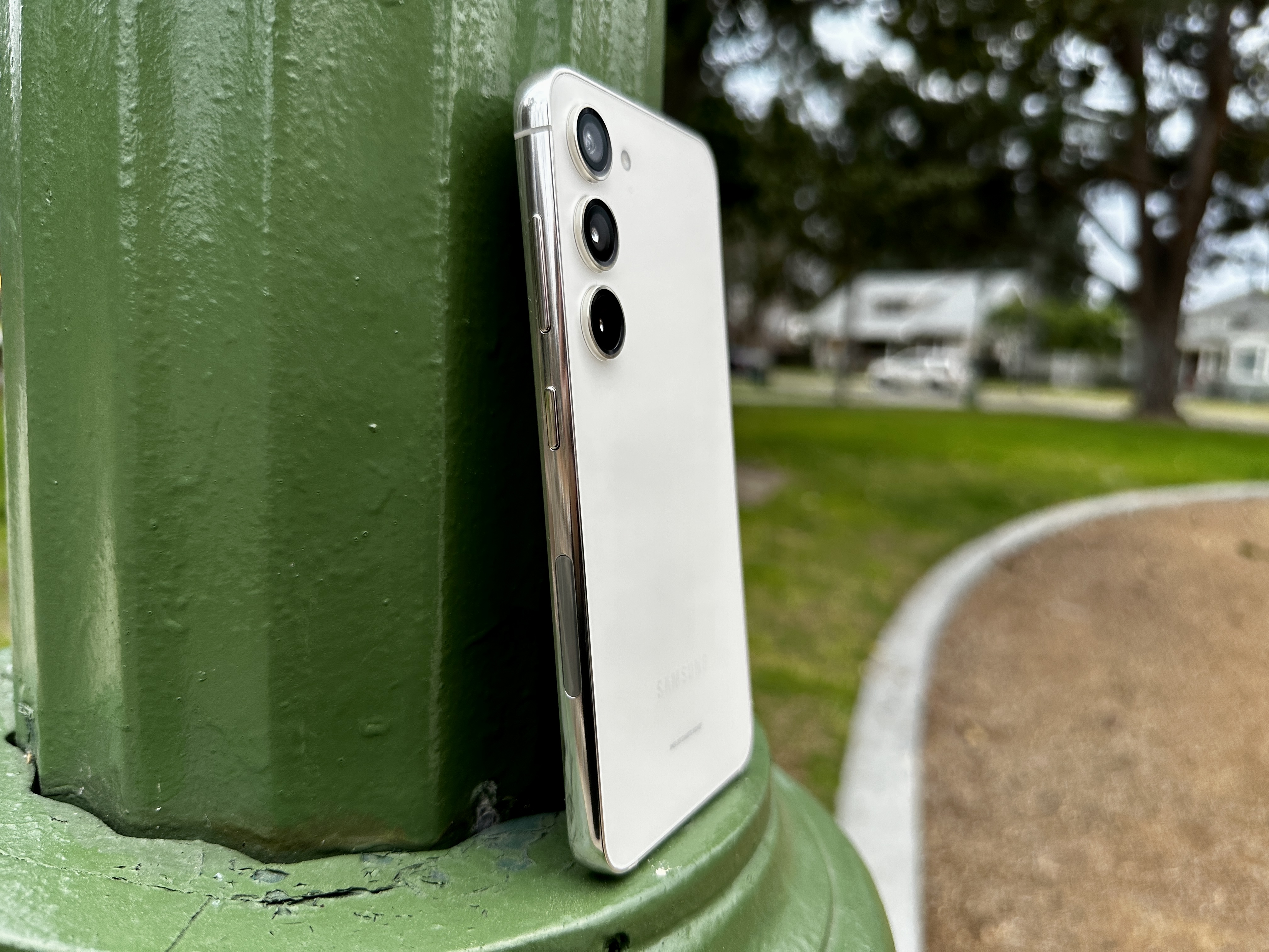 Vista lateral del Samsung Galaxy S23 en la farola verde