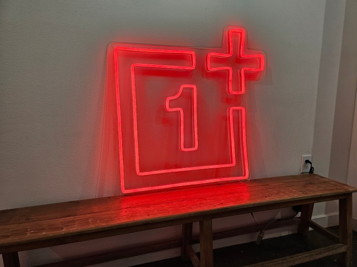Galaxy S23 Ultra photo of a red neon sign of the OnePlus logo.