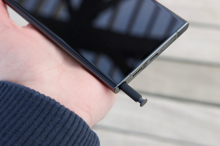 La S Pen che spunta dalla parte inferiore del Samsung Galaxy S23 Ultra.
