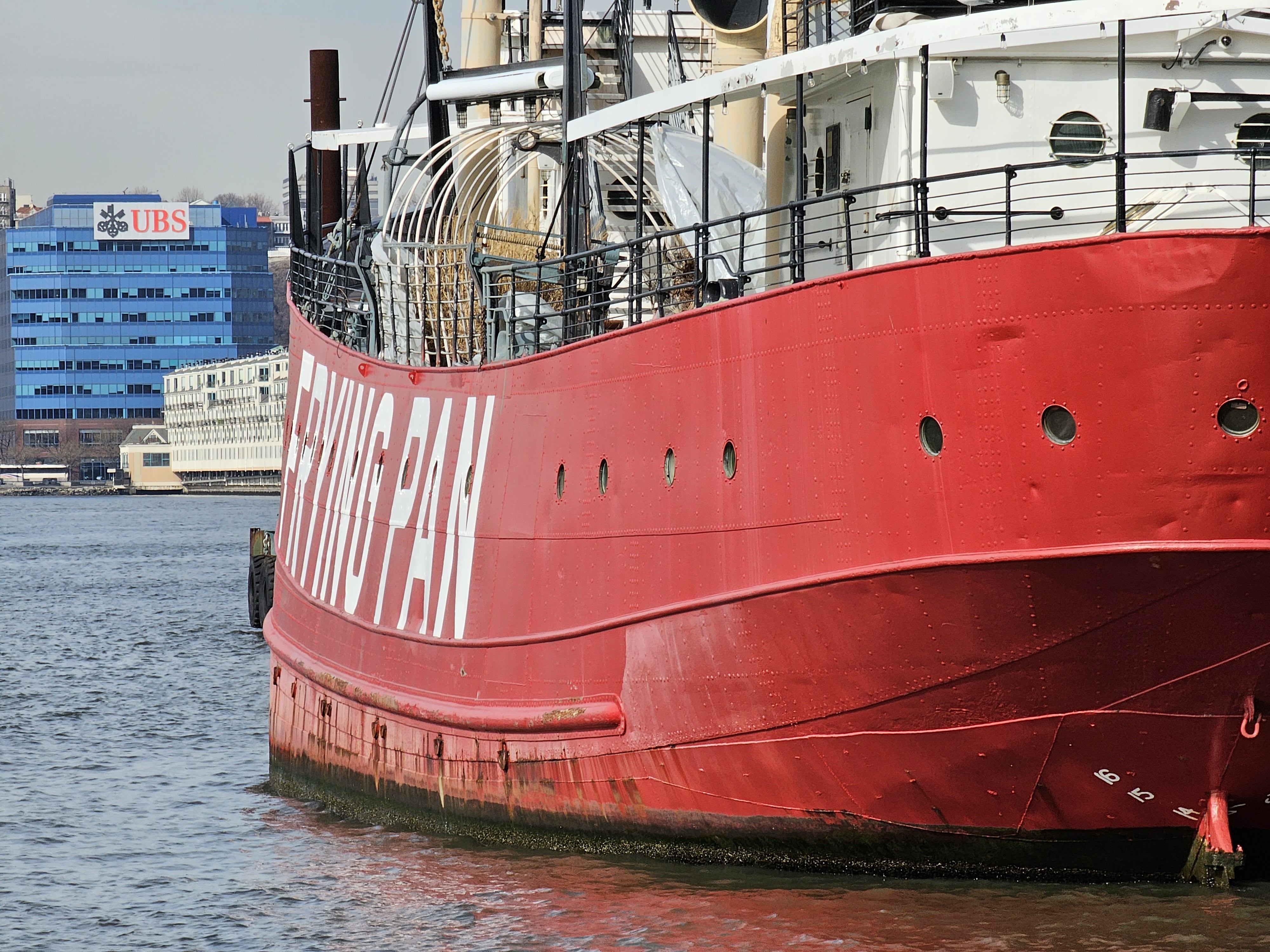 عکس تله فوتو گلکسی اس 23 اولترا از یک قایق قرمز روی آب.