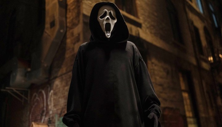 Ghostface está em uma rua em Scream VI.