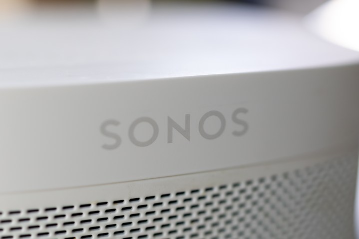 Logotipo de Sonos en un altavoz Sonos One.