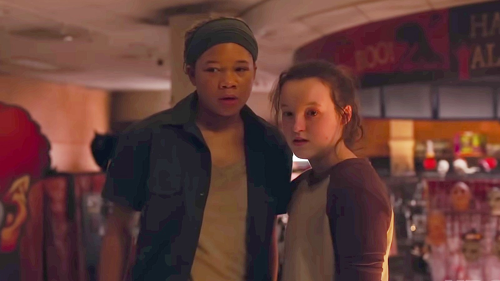 Duas garotas parecem apreensivas em The Last of Us.