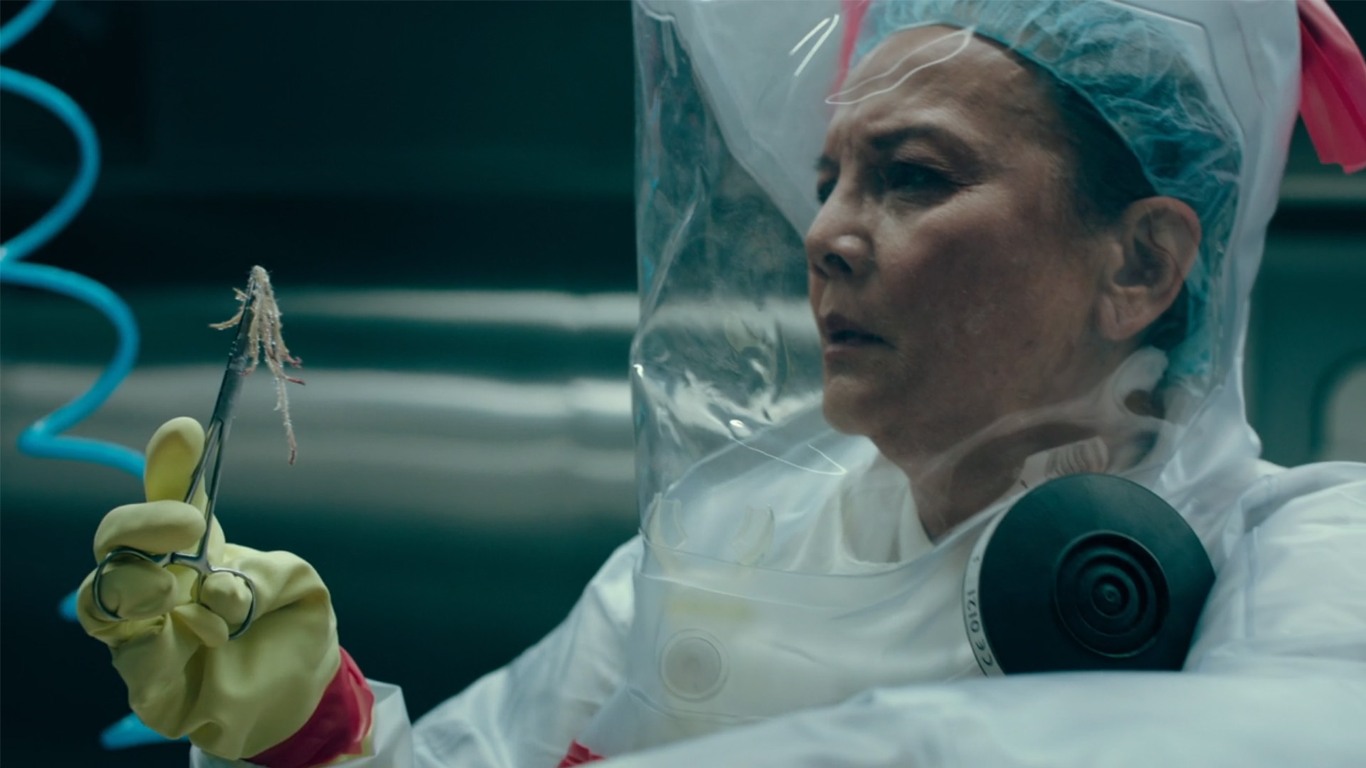 Um cientista em um traje de proteção segura um pequeno pacote de micélio em um laboratório em The Last of Us para a HBO.