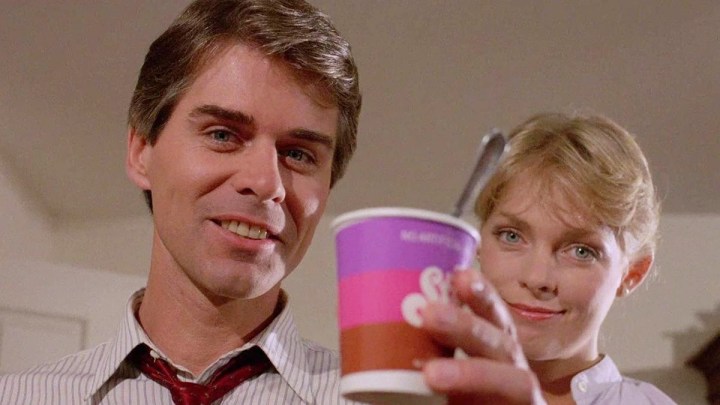 Um homem e uma mulher oferecem uma xícara de sobremesa no The Stuff.