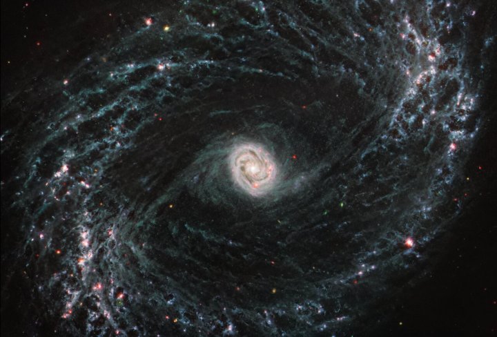 La galaxia espiral barrada NGC 1433 adquiere un aspecto completamente nuevo cuando es observada por el Instrumento de Infrarrojo Medio (MIRI) de Webb.