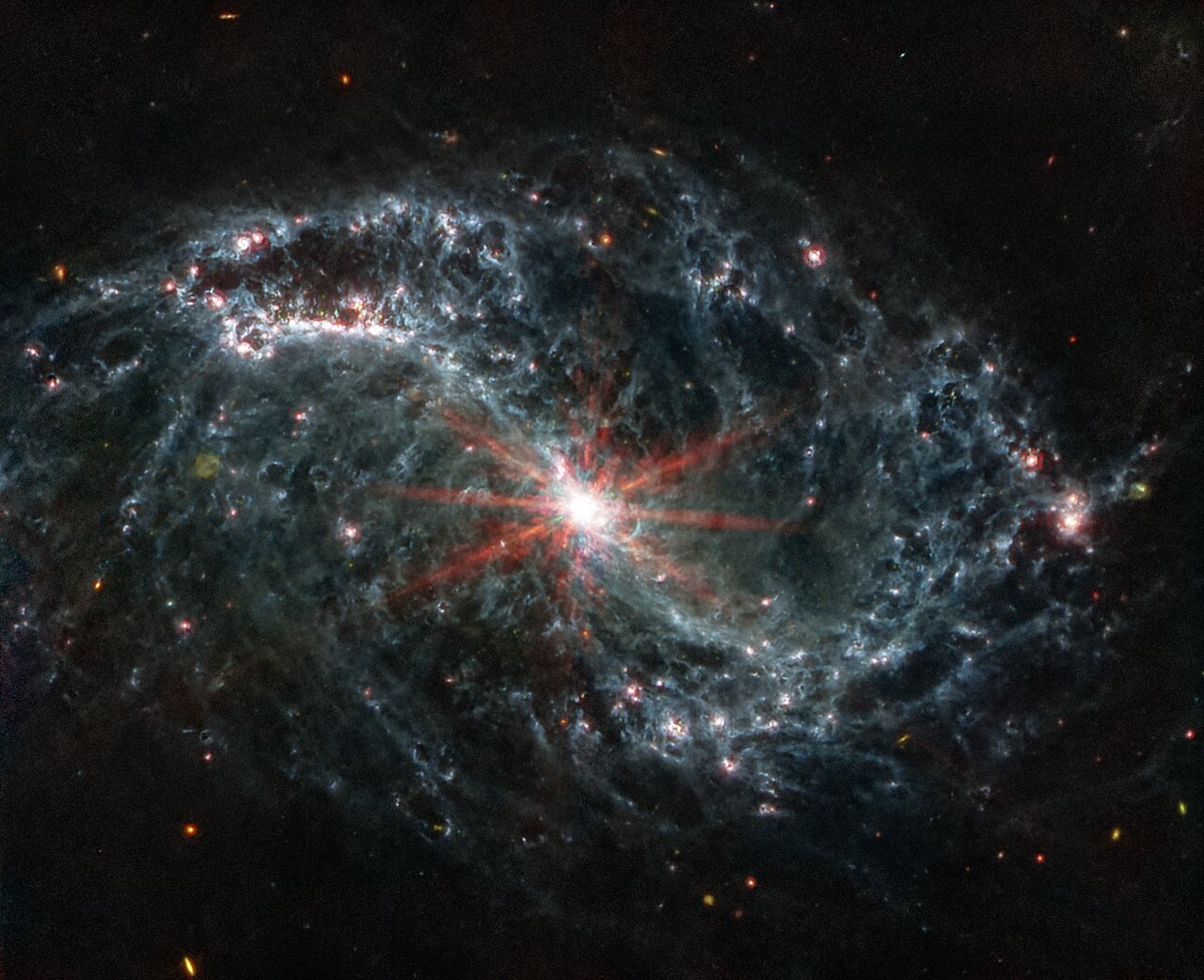 Os braços espirais de NGC 7496 estão cheios de bolhas cavernosas e conchas sobrepostas umas às outras nesta imagem do Mid-Infrared Instrument (MIRI) de Webb. 