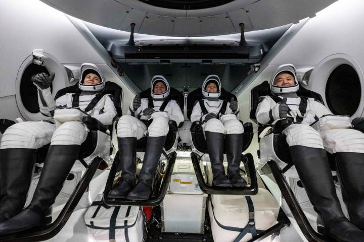 La cosmonauta de Roscosmos Anna Kikina, izquierda, los astronautas de la NASA Josh Cassada y Nicole Mann, y el astronauta de la Agencia de Exploración Aeroespacial de Japón (JAXA) Koichi Wakata, derecha, son vistos dentro de la nave espacial SpaceX Dragon Endurance a bordo de la nave de recuperación SpaceX Shannon poco después de haber aterrizado en el Golfo de México frente a la costa de Tampa, Florida, el sábado 11 de marzo de 2023. Mann, Cassada, Wakata y Kikina regresan después de 157 días en el espacio como parte de la Expedición 68 a bordo de la Estación Espacial Internacional.