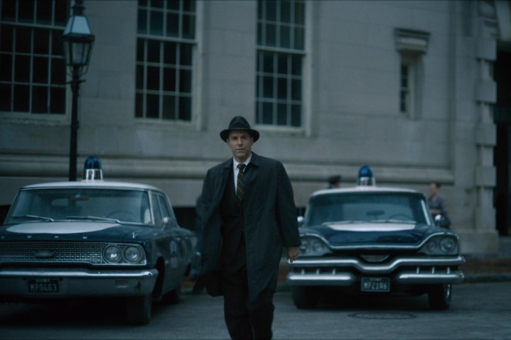 Alessandro Nivola camina entre los coches de policía en Boston Strangler.