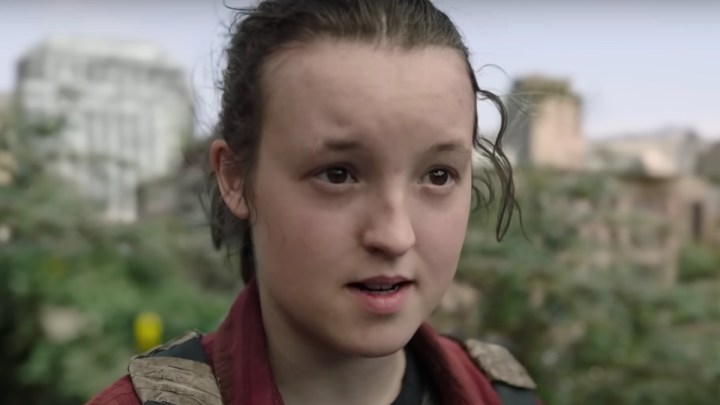 Una joven mira fijamente y mira en The Last of Us.
