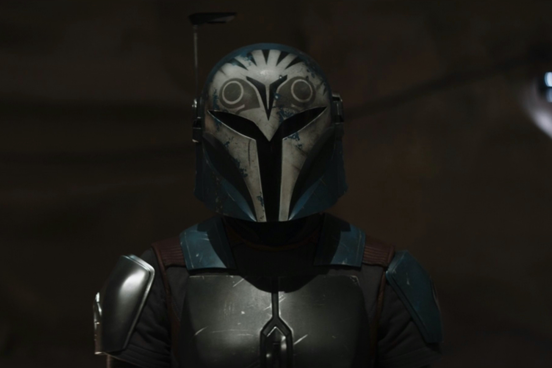 Bo-Katan usa uma nova peça de armadura no episódio 4 da terceira temporada de The Mandalorian.