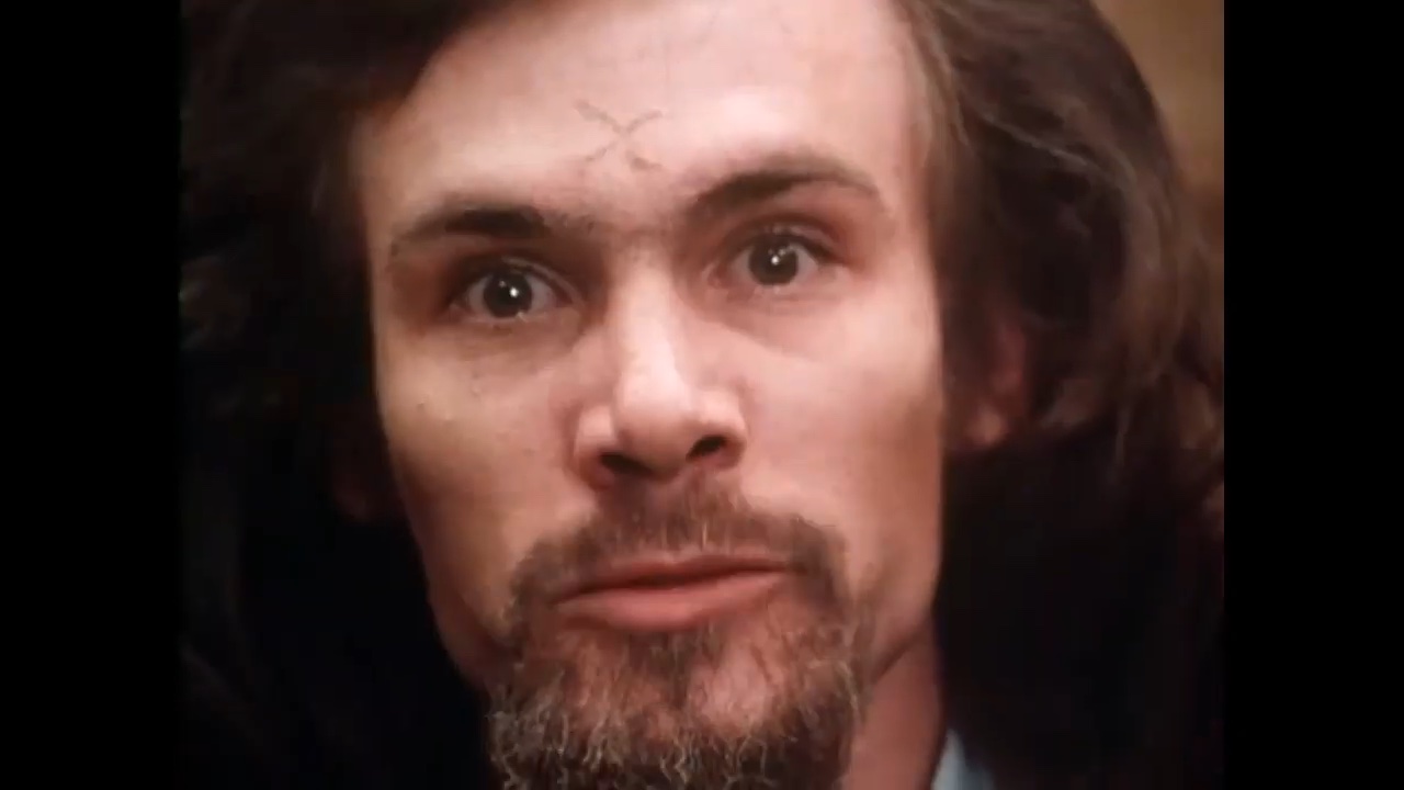 Um close-up de Charles Manson em "Helter Skelter" (1976).