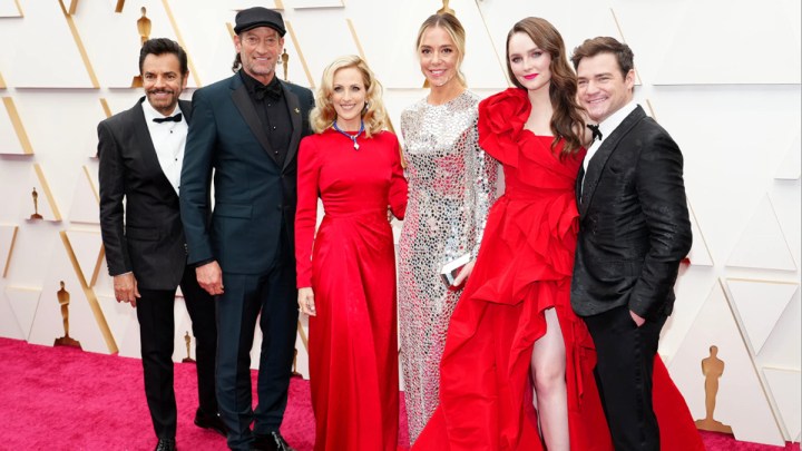 El elenco de Coda de pie en la alfombra roja de los Oscar.