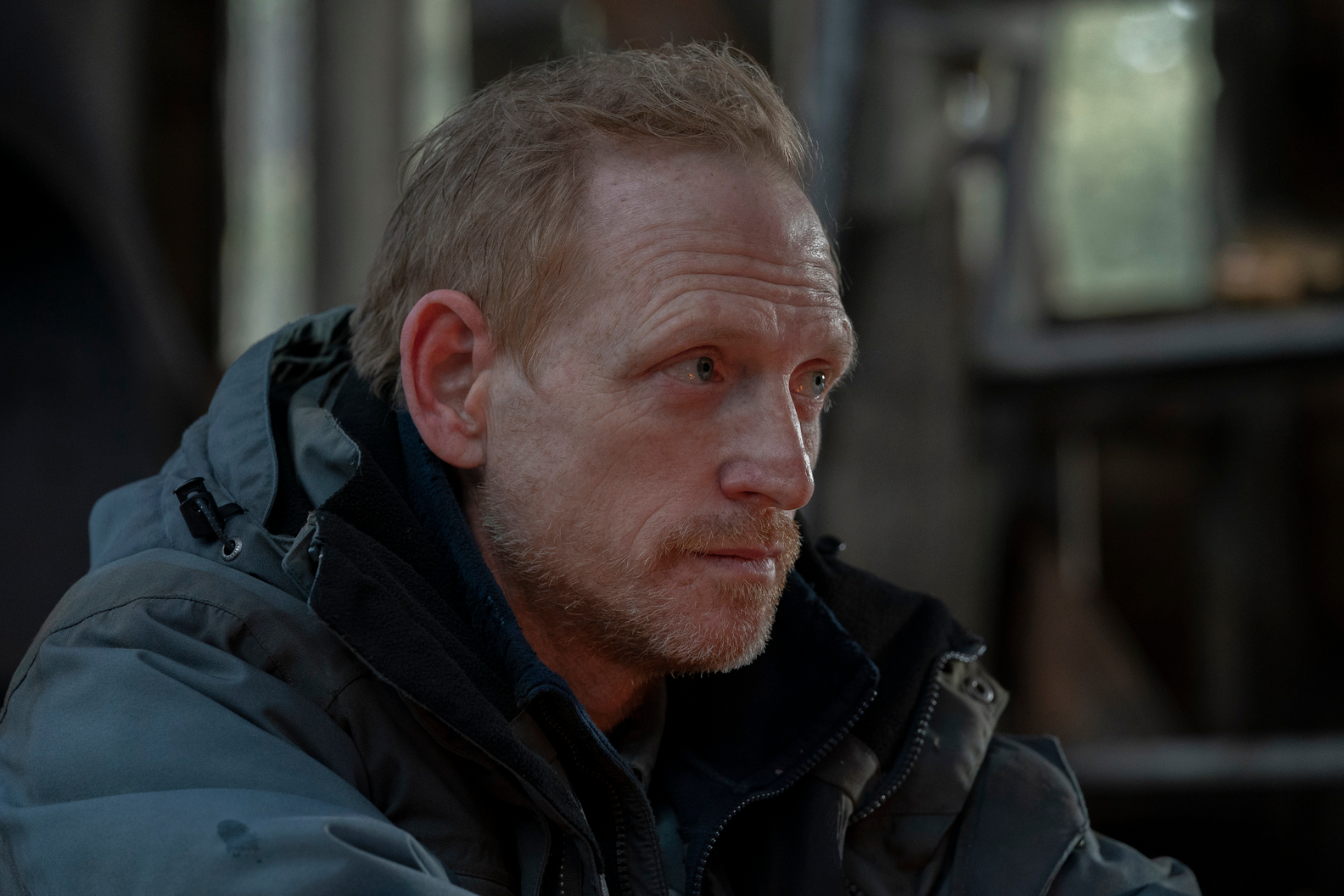 David usa uma jaqueta de inverno em The Last of Us Episódio 8.