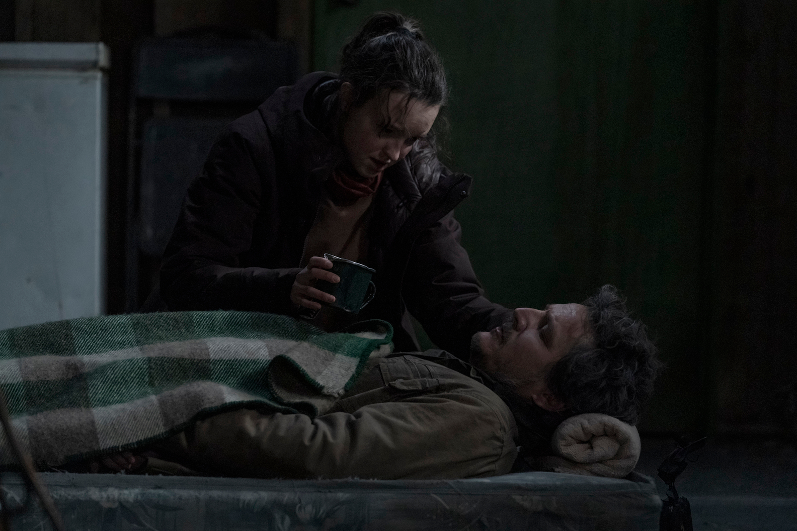 Ellie se ajoelha ao lado de um Joel inconsciente em The Last of Us Episódio 8.