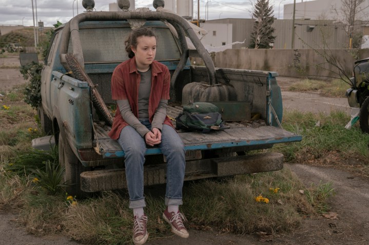 Ellie se senta em uma caçamba de caminhão no episódio 9 de The Last of Us.