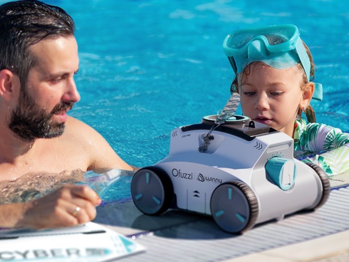 Pai e filha perto do aspirador de piscina robótico Ofuzzi Cyber ​​1200 com manual.